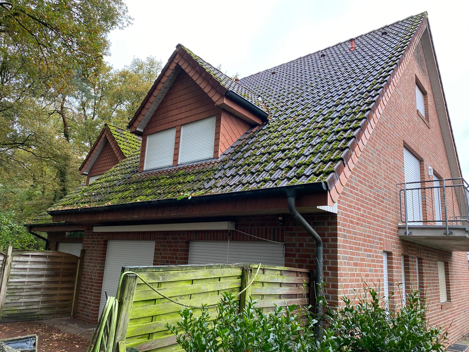 Dach in Meppen vor der Reinigung